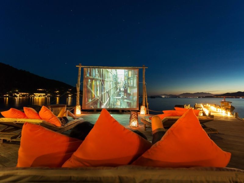Rạp chiếu phim ngoài trời của Six Senses Ninh Vân Bay ở Nha Trang được thiết kế ngay bên cạnh bờ biển