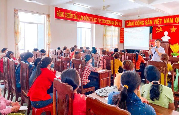 Một buổi tuyên truyền phổ biến giáo dục pháp luật cho phụ nữ xã Đức Bình Tây, huyện Sông Hinh