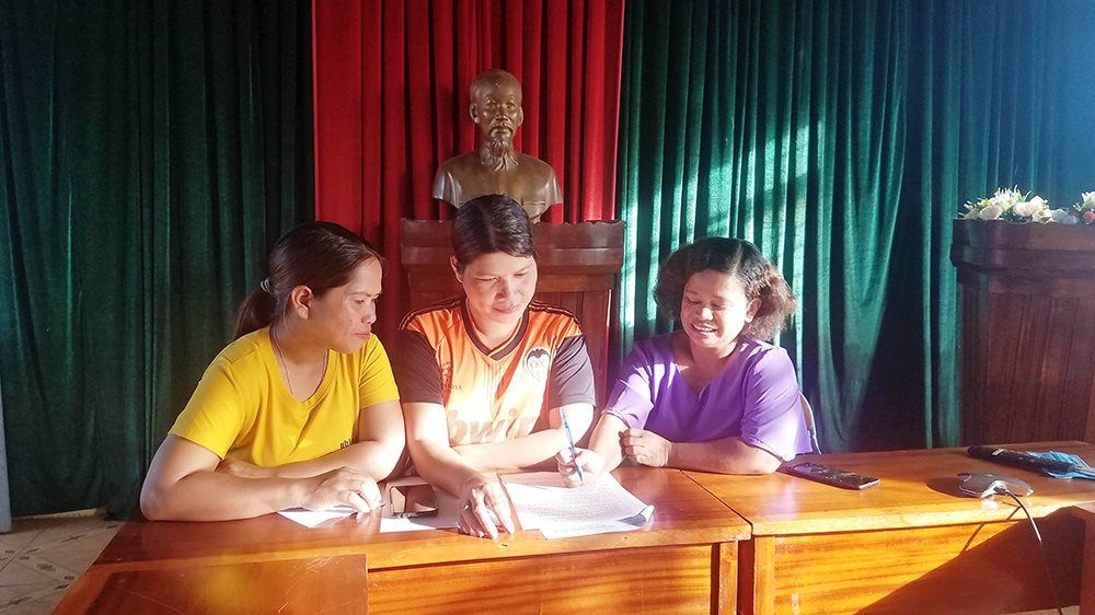 Cán bộ tư pháp xã Ia Ka, huyện Chư Păh, Gia Lai tuyên truyền pháp luật về đất đai cho đồng bào DTTS