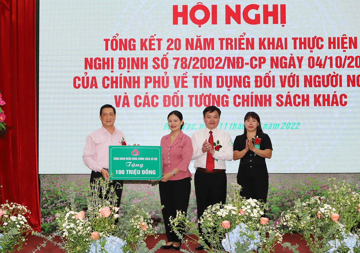 Đại diện Công đoàn Ngân hàng CSXH Việt Nam trao tặng huyện Mèo Vạc 100 triệu đồng thực hiện công tác an sinh xã hội 