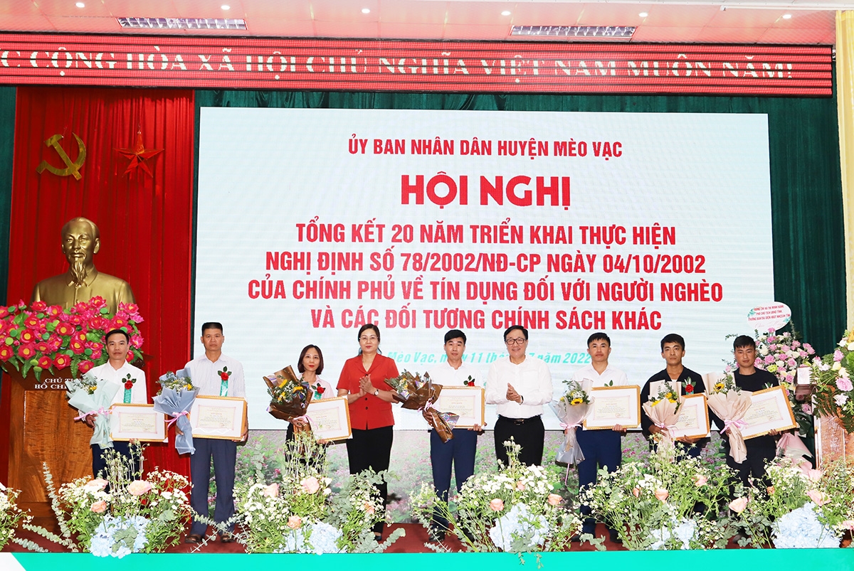 Tổng Giám đốc Ngân hàng CSXH Việt Nam và lãnh đạo tỉnh Hà Giang trao Giấy khen cho các tập thể, cá nhân có thành tích xuất sắc trong thực hiện Nghị định số 78 của Chính phủ