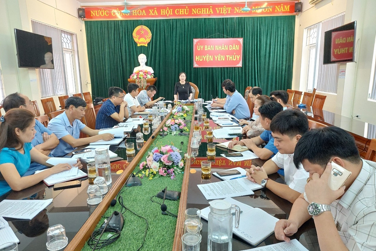 Quang cảnh buổi làm việc của Đoàn công tác Ban Dân tộc tỉnh Hòa Bình tại huyện Yên Thủy