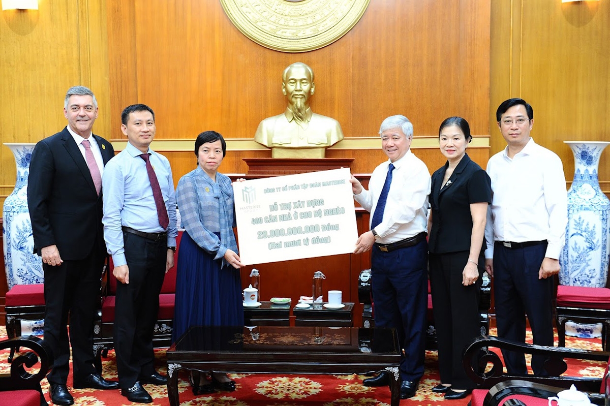 Chủ tịch Ủy ban Trung ương MTTQ Việt Nam Đỗ Văn Chiến tiếp nhận ủng hộ từ Công ty Cổ phần Tập đoàn Masterise 400 căn nhà ĐĐK