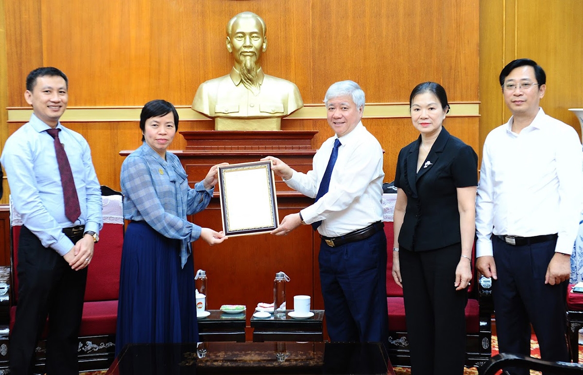 Chủ tịch Ủy ban Trung ương MTTQ Việt Nam Đỗ Văn Chiến trao thư cảm ơn Tập đoàn Masterise Group