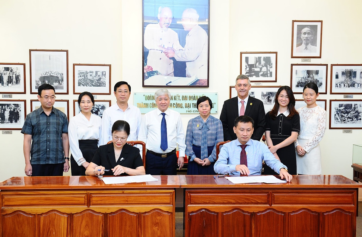 Chủ tịch Ủy ban Trung ương MTTQ Việt Nam Đỗ Văn Chiến chứng kiến Lễ ký kết hợp tác giữa Tập đoàn Masterise Group và Ủy ban Trung ương MTTQ Việt Nam nhằm triển khai kế hoạch xây dựng 400 căn nhà ĐĐK cho các hộ gia đình nghèo
