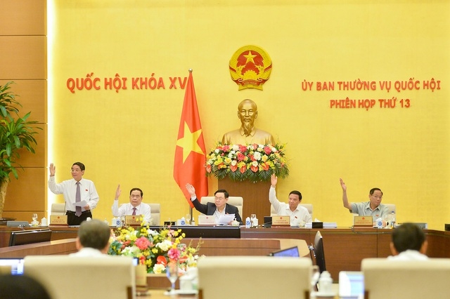 Các thành viên Ủy ban Thường vụ Quốc hội biểu quyết thông qua nghị quyết - Ảnh: Quochoi.vn