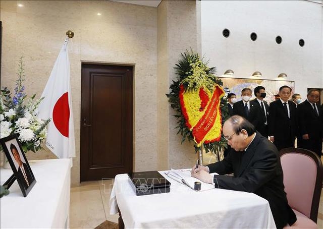 Chủ tịch nước Nguyễn Xuân Phúc ghi sổ tang tưởng niệm cố Thủ tướng Nhật Bản Abe Shinzo - Ảnh: TTXVN