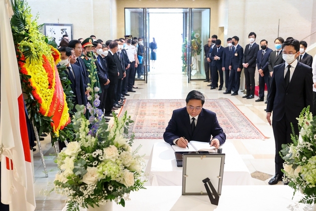 Thủ tướng Chính phủ Phạm Minh Chính ghi sổ tang tưởng niệm cựu Thủ tướng Nhật Bản Abe Shinzo - Ảnh: VGP/Nhật Bắc