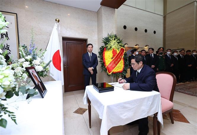 Thủ tướng Chính phủ Phạm Minh Chính ghi sổ tang tưởng niệm cố Thủ tướng Nhật Bản Abe Shinzo. Ảnh: Dương Giang-TTXVN