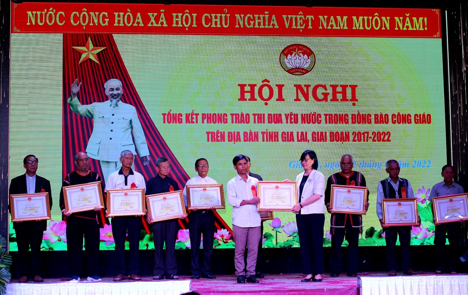UBND tỉnh Gia Lai và Ủy ban MTTQ Việt Nam tỉnh Gia Lai đã tặng bằng khen cho 75 cá nhân đã có thành tích xuất sắc trong phong trào thi đua yêu nước trên địa bàn tỉnh giai đoạn 2017-2022
