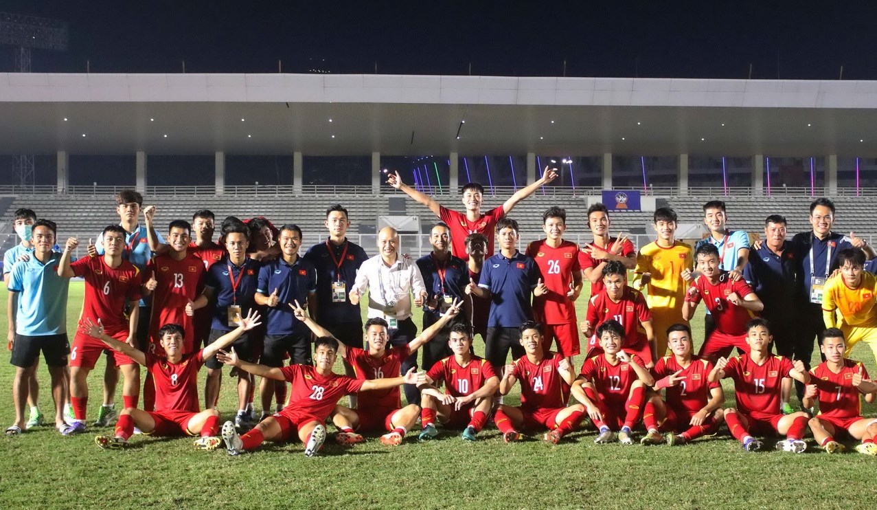 Ban huấn luyện cùng các cầu thủ U19 Việt Nam ăn mừng tấm vé vào bán kết.Ảnh: VFF