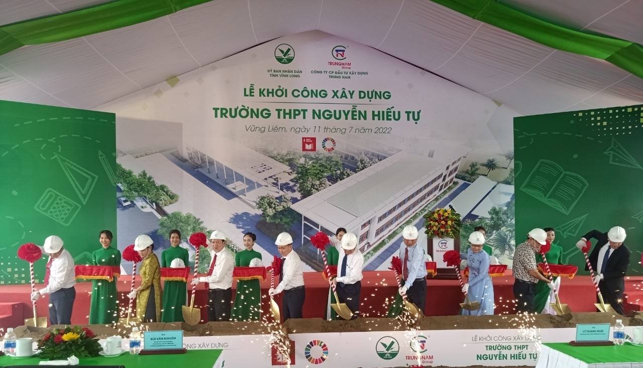 Các đại biểu tiến hành nghi thức khởi công xây dựng trường THPT Nguyễn Hiếu Tự