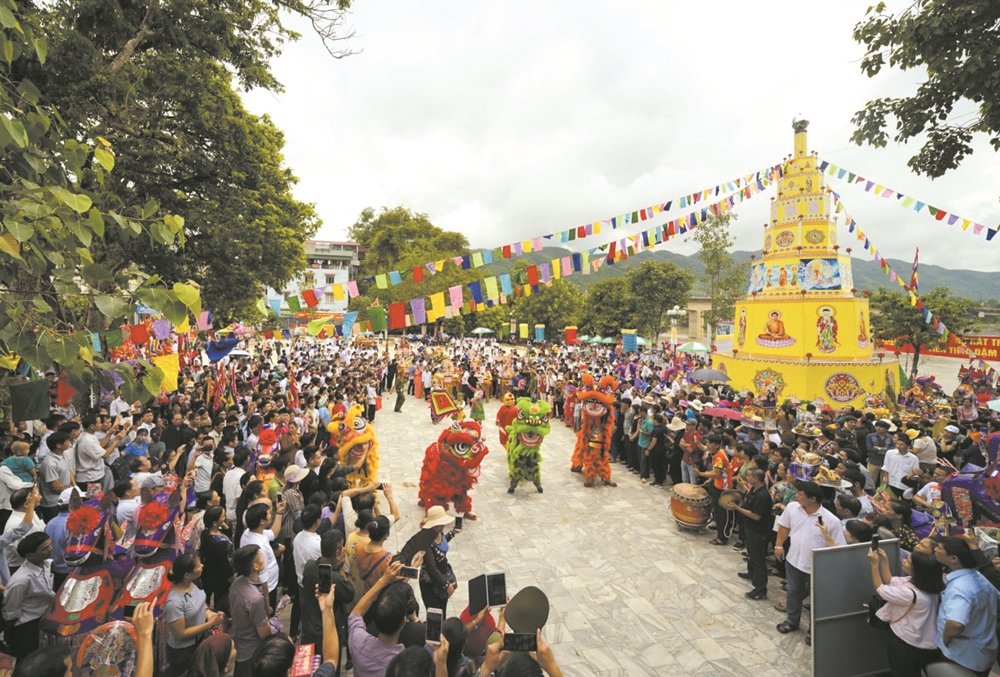 Lễ hội đền Bảo Hà thu hút đông đảo người dân và du khách tham gia