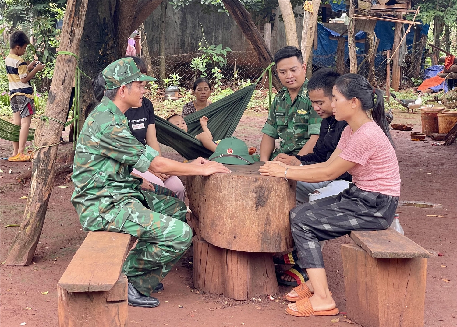 Lực lượng Biên phòng đến thăm hỏi, động viên gia đình anh Pui Thái và Pui Đại