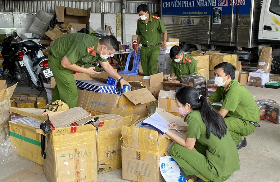 Lực lượng Công an kiểm điếm số lượng hàng hóa tại chành xe Công ty Cổ phần vận tải Sài Gòn chi nhánh An Giang 
