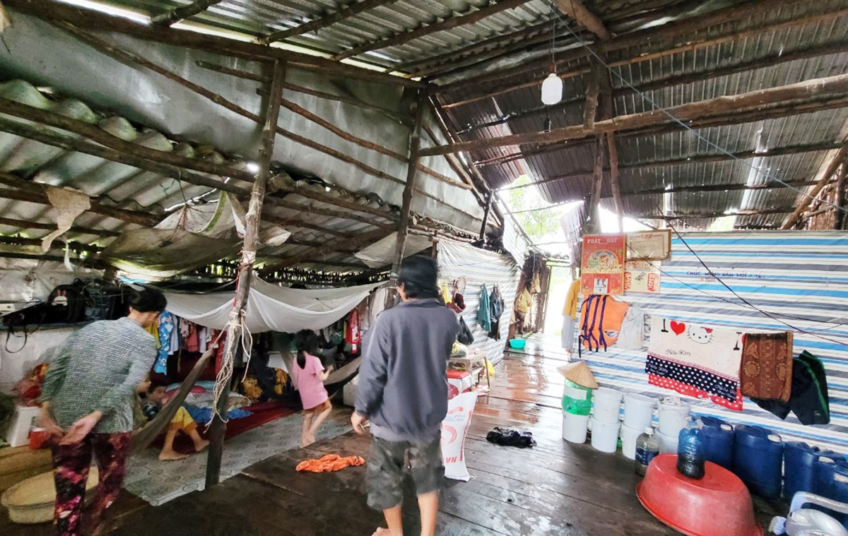 Nhiều ngôi nhà ở huyện Phú Tân (Cà Mau) bị thiệt hại nặng