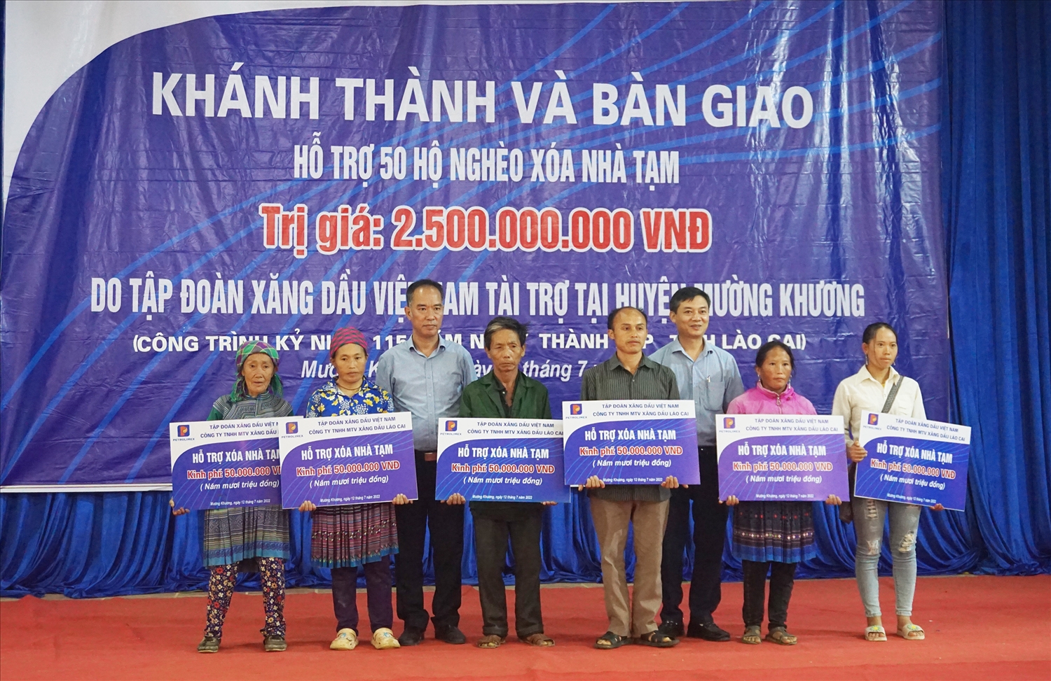 Tập đoàn Xăng dầu Việt Nam trao kinh phí hỗ trợ làm nhà cho các hộ nghèo