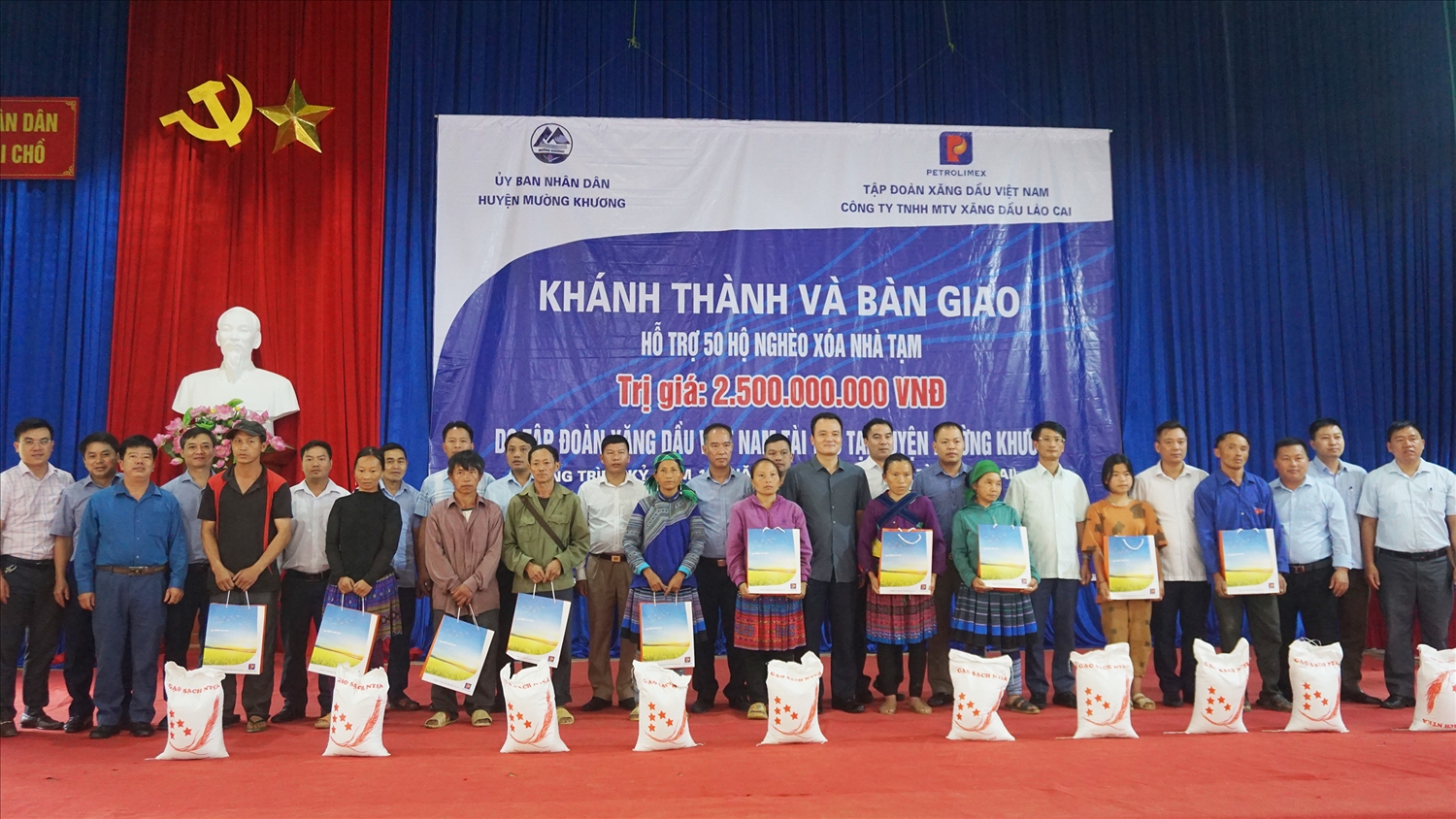 Lãnh đạo Tập đoàn Xăng dầu và lãnh đạo huyện Mường Khương trao quà cho các hộ nghèo