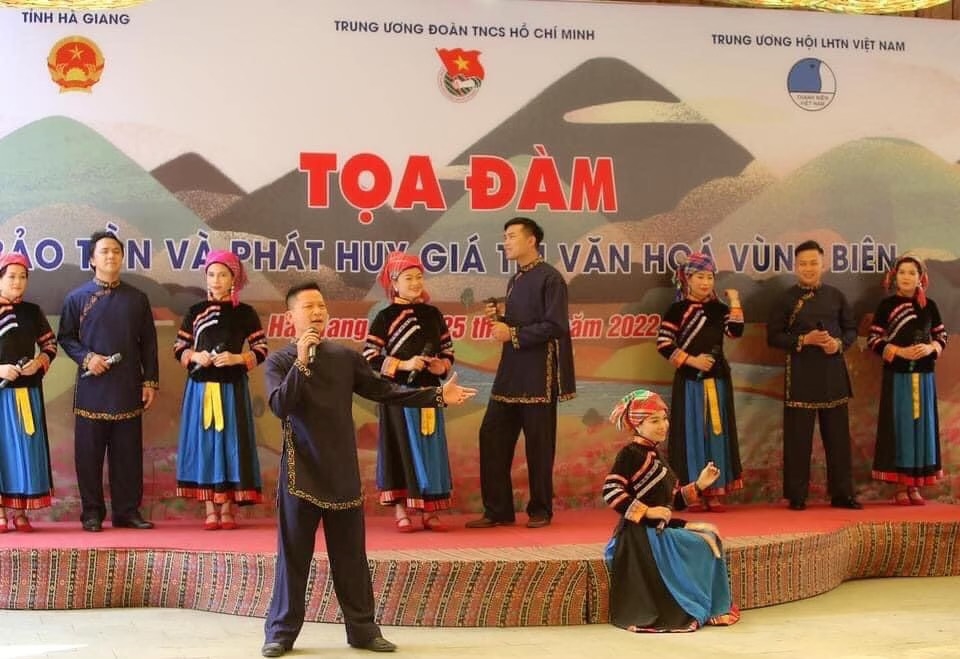 Ca sĩ Xin Trọng Tuyên biểu diễn ca khúc cùng đồng bào dân tộc Pu Péo (Hà Giang)