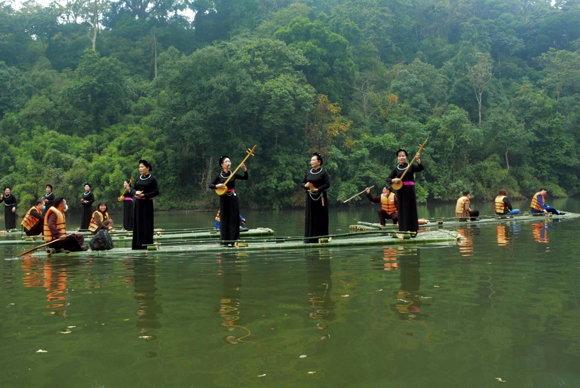 Bài then của nhạc sĩ Tăng Thình được các nghệ nhân đàn hát trên hồ Nà Nưa