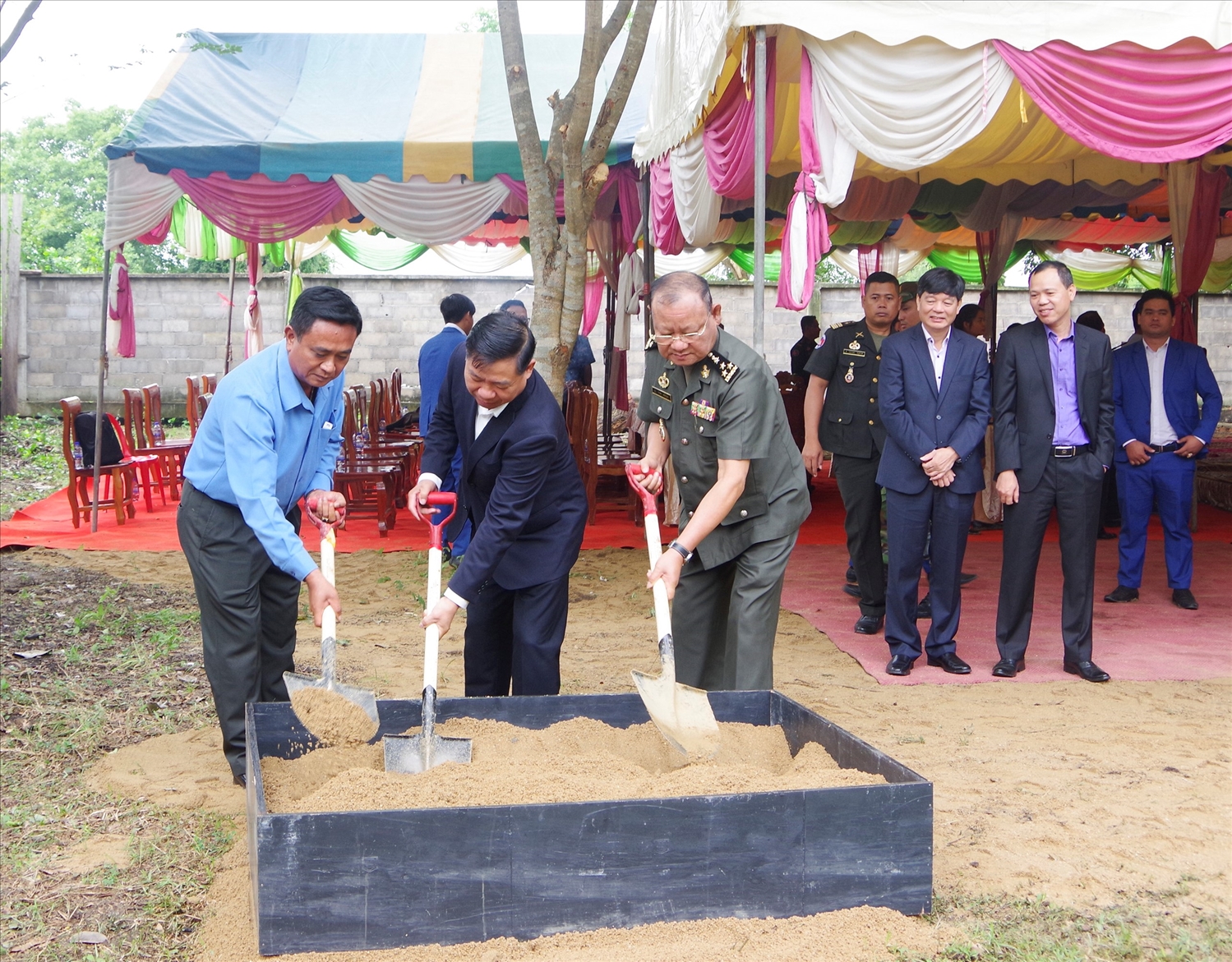 Lễ khởi công xây dựng Nhà thờ lưu giữ hài cốt liệt sĩ Quân tình nguyện Việt Nam tại tỉnh Battam Bang.