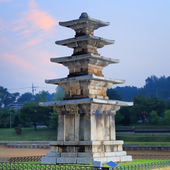 Tháp đá năm tầng tại vết tích nền móng chùa Jeongnim (Định Lâm)