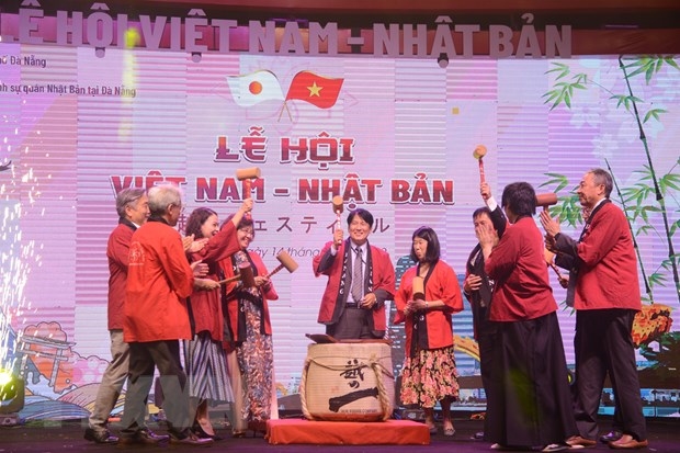 Đại diện đơn vị tổ chức của hai bên Việt Nam và Nhật Bản đánh trống khai mạc Lễ hội.