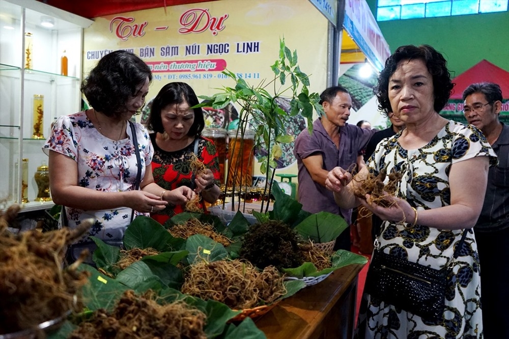 Du khách tham quan, mua sắm tại phiên chợ sâm Ngọc Linh thuộc Lễ hội sâm Ngọc Linh lần thứ III