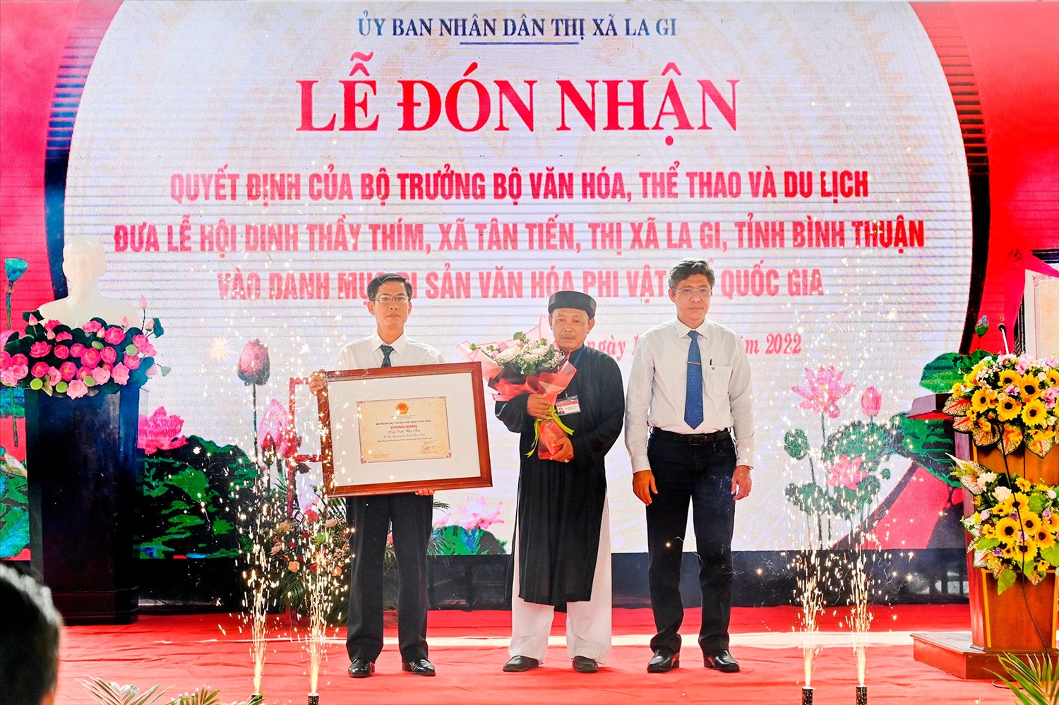 Phó Chủ tịch UBND tỉnh Nguyễn Minh trao quyết định của Bộ trưởng Bộ VHTT&DL đưa Lễ đón nhận Lễ hội Dinh Thầy Thím vào danh mục Di sản văn hóa phi vật thể quốc gia cho thị xã La Gi
