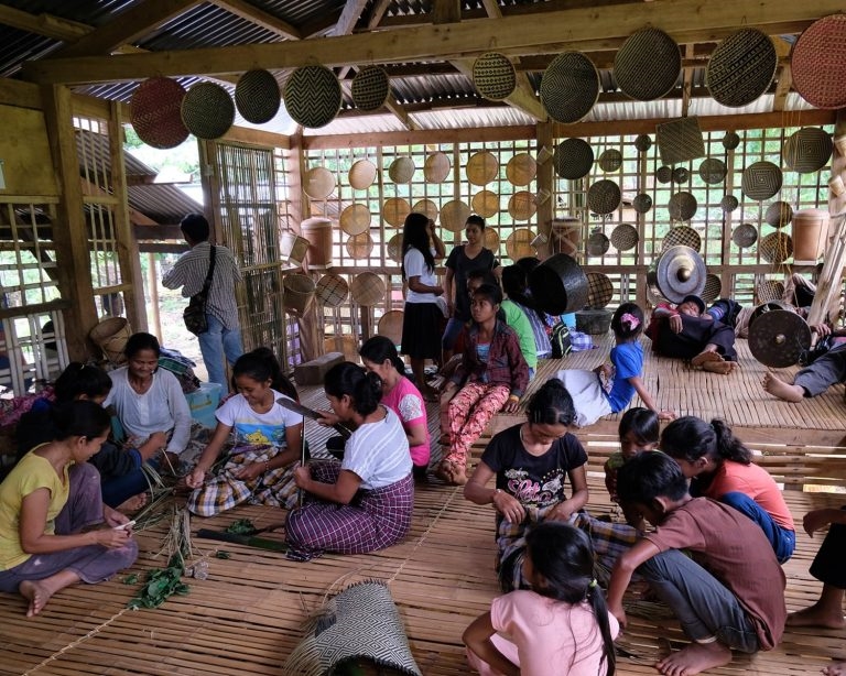 Một trung tâm cộng đồng ở Palawan dạy nghề đan giỏ