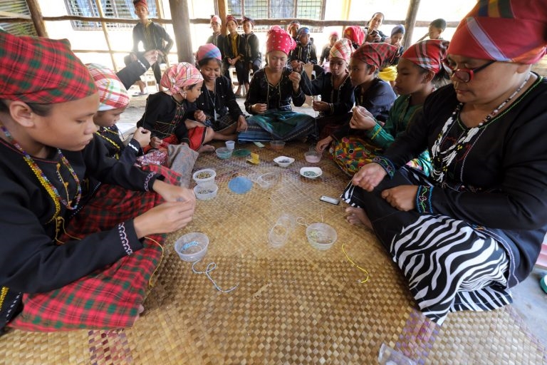 Những người Subanen trẻ tuổi thực hành xâu chuỗi hạt tại "Lớp học sinh kế nghề truyền thống"
