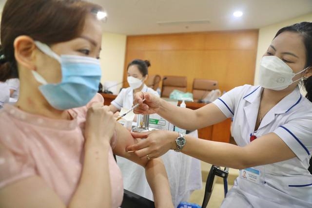 Các chuyên gia khẳng định, vaccine vẫn là biện pháp quan trọng trong phòng, chống dịch - Ảnh: VGP/Hiền Minh