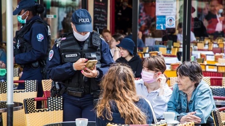 Cảnh sát kiểm tra thẻ sức khỏe của người dân tại một nhà hàng ở thủ đô Paris (Pháp), tháng 8/2021 (Ảnh: EPA)
