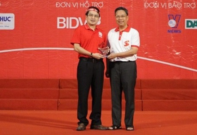 Ban Tổ chức “Hành trình đỏ - Kết nối dòng máu Việt” lần thứ X trao Cúp lưu niệm cho tỉnh Thanh Hóa