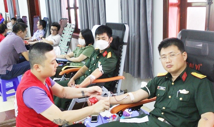 Các tình nguyện viên tham gia hiến máu tình nguyện