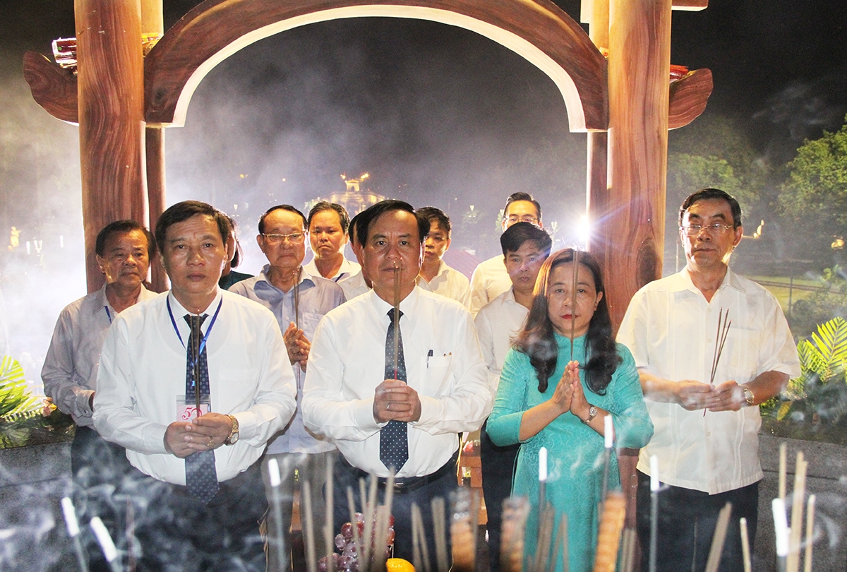 Lãnh đạo tỉnh Quảng Trị cùng các đại biểu, thân nhân gia đình liệt sĩ dâng hương tri ân