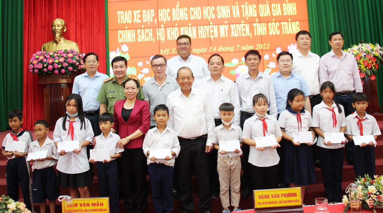 Nguyên Phó Thủ tướng Thường trực Chính phủ Trương Hòa Bình cùng đoàn công tác trao học bổng đến các em học sinh giỏi huyện Mỹ xuyên (Sóc Trăng)
