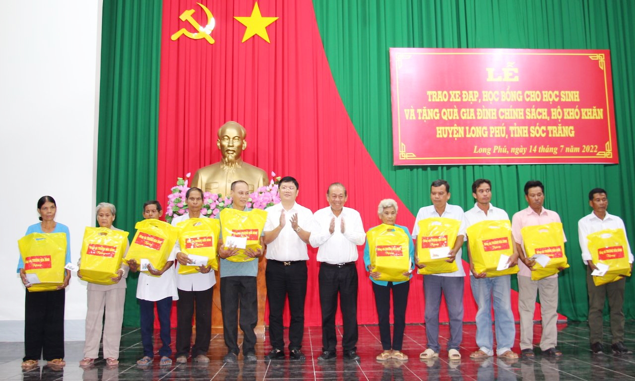 Nguyên Phó Thủ tướng Thường trực Chính phủ Trương Hòa Bình và nhà hảo tâm trao quà đến hộ đồng bào dân tộc Khmer khó khăn thuộc huyện Long Phú (Sóc Trăng)