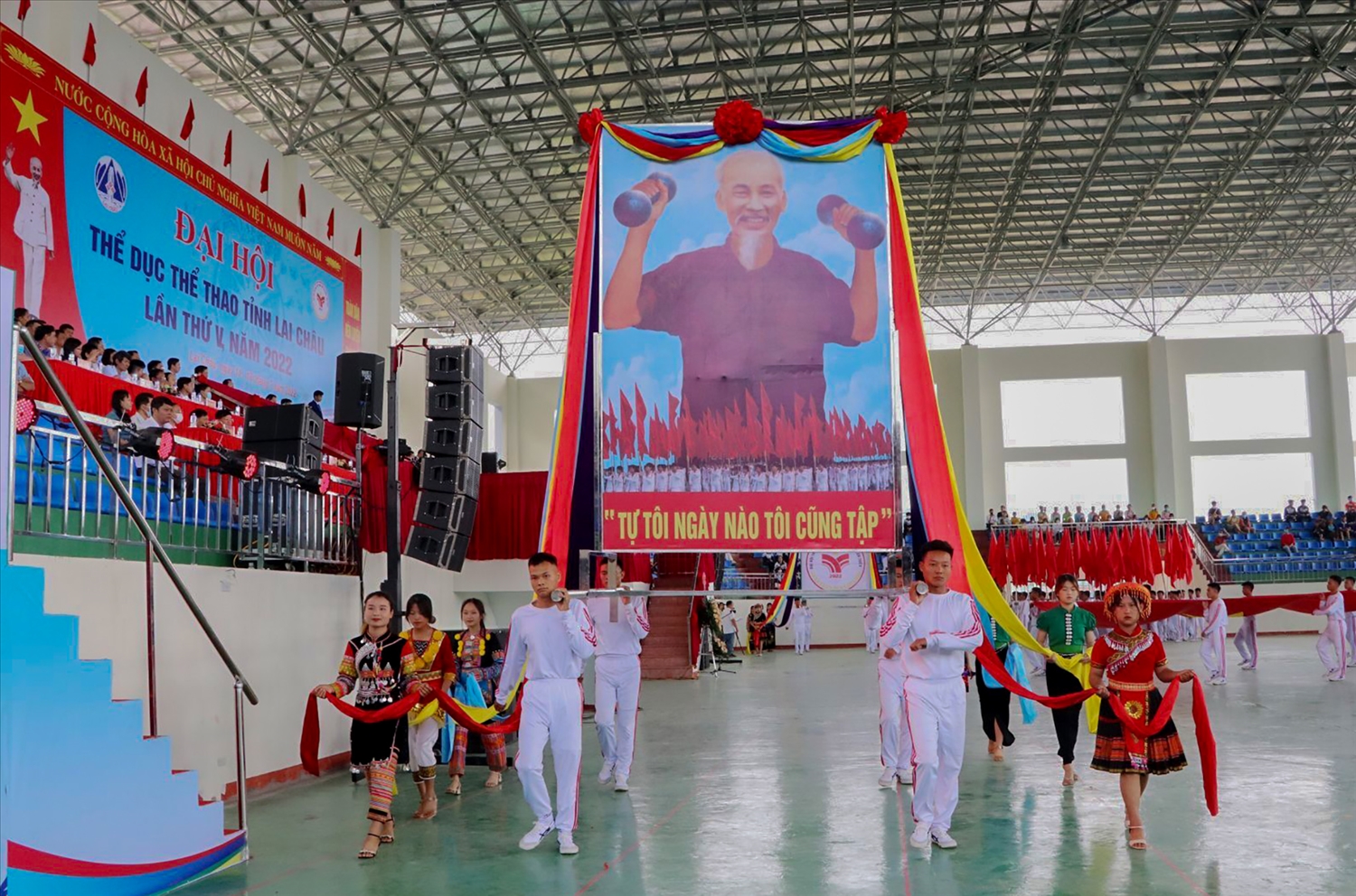 Màn diễu hành chân dung Chủ tịch Hồ Chí Minh - biểu tượng "Đại hội TDTT tỉnh Lai Châu lần thứ V, năm 2022