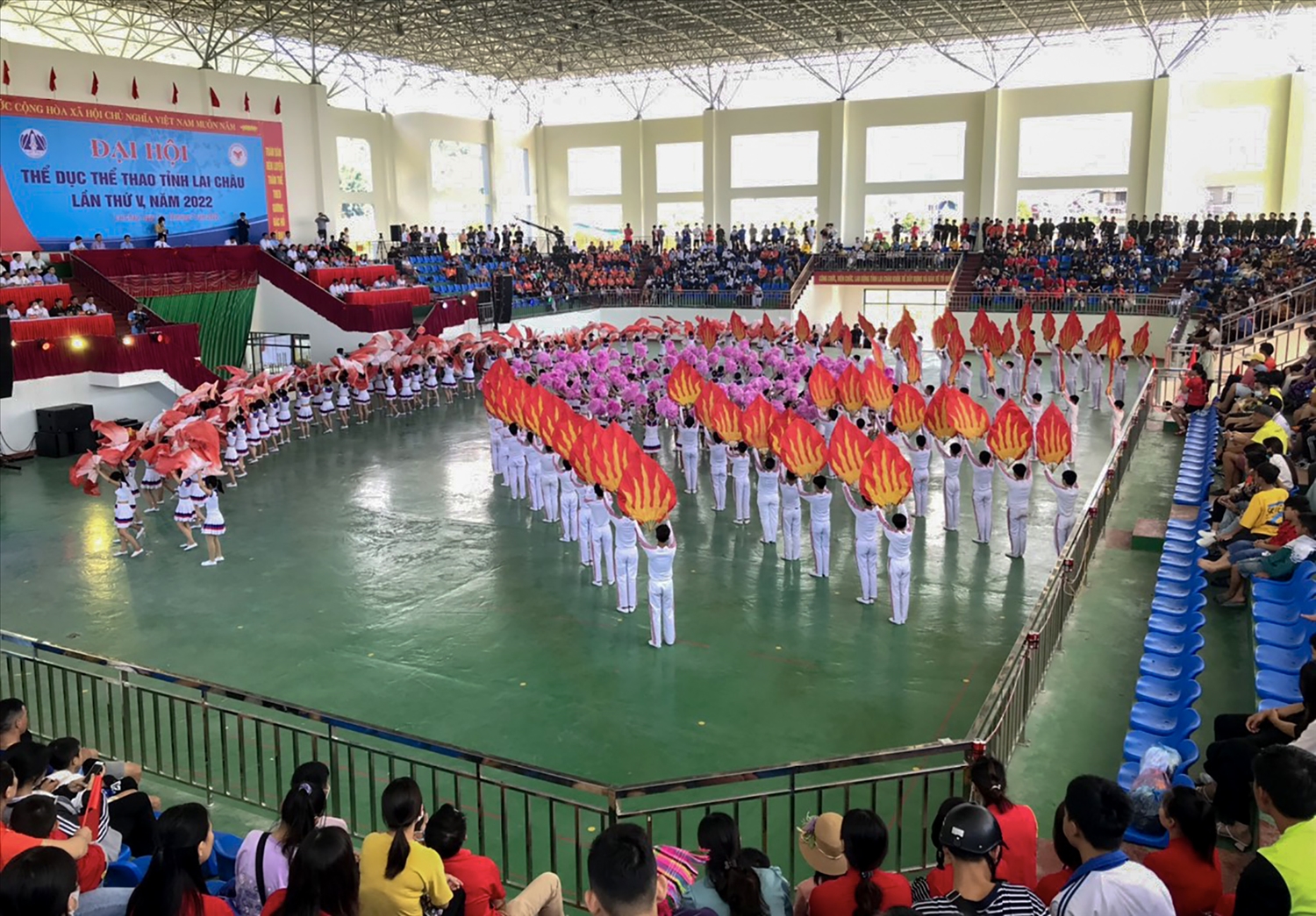 Chương trình đồng diễn thể dục nghệ thuật với chủ đề "Thể dục thể thao Lai Châu vươn lên tầm cao mới" tại Đại hội
