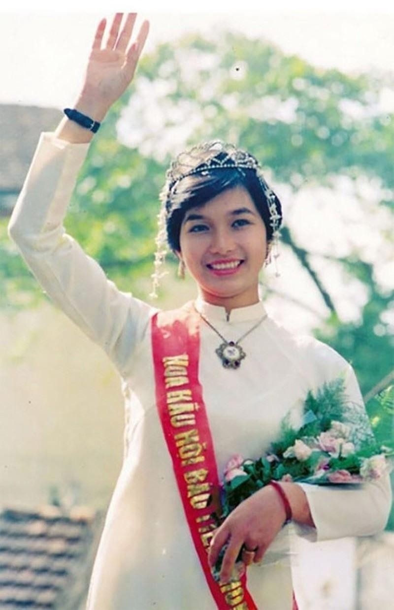 Bùi Bích Phương SN 1971, đăng quang Hoa hậu Việt Nam lần đầu tiên được tổ chức (khi đó còn được gọi với cái tên Hoa hậu toàn quốc báo Tiền Phong năm 1988).