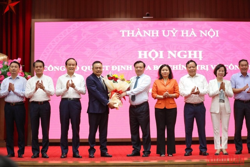 Đồng chí Đinh Tiến Dũng trao hoa chúc mừng đồng chí Trần Sỹ Thanh.