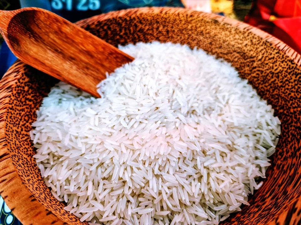 Nhờ chất lượng tốt, giá gạo xuất khẩu của Việt Nam ổn định so với giá gạo một số nước. Ảnh: Vũ Long
