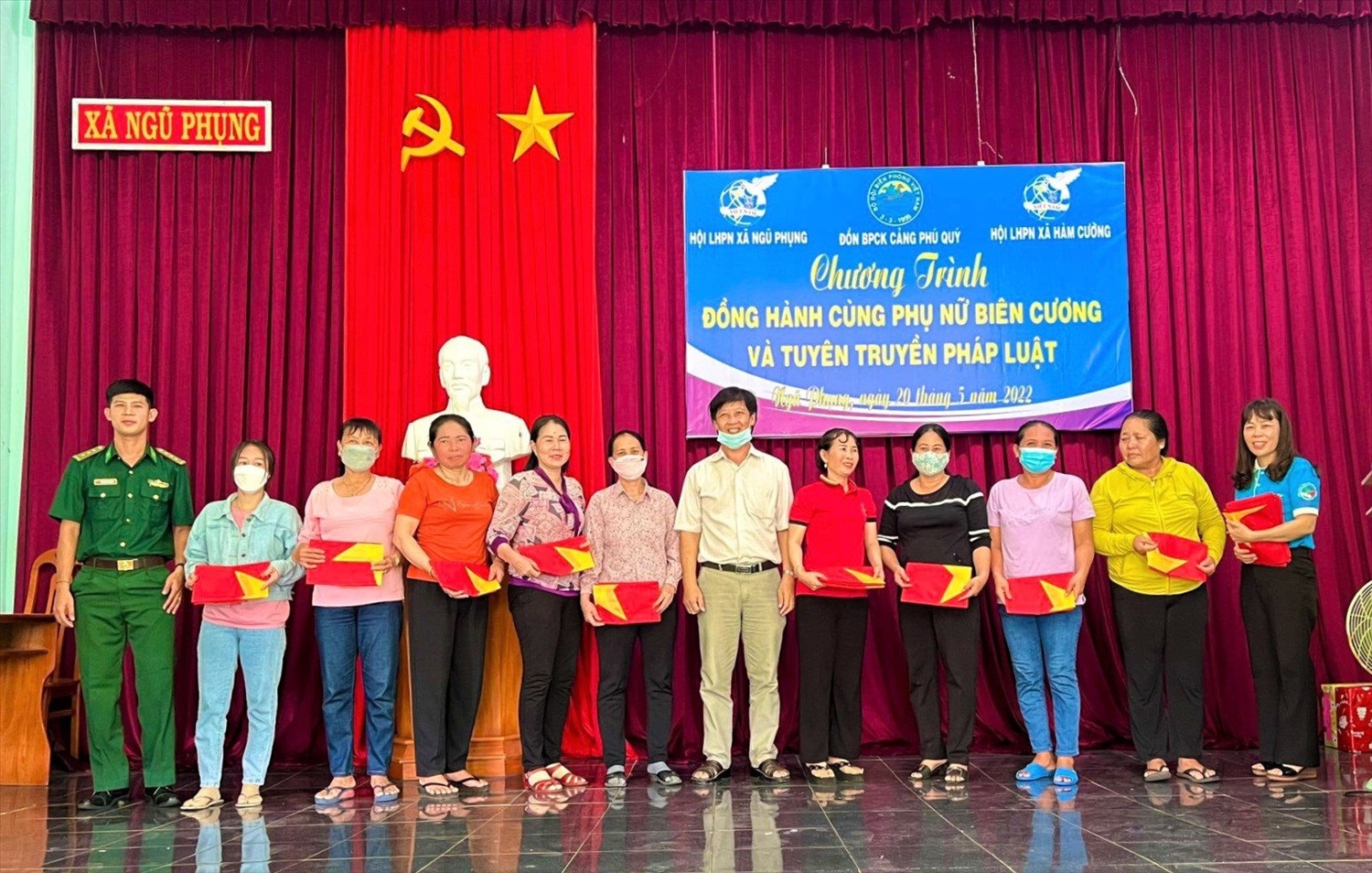 Tặng cờ Tổ quốc cho hội viên phụ nữ xã Ngũ Phụng, huyện Phú Quý