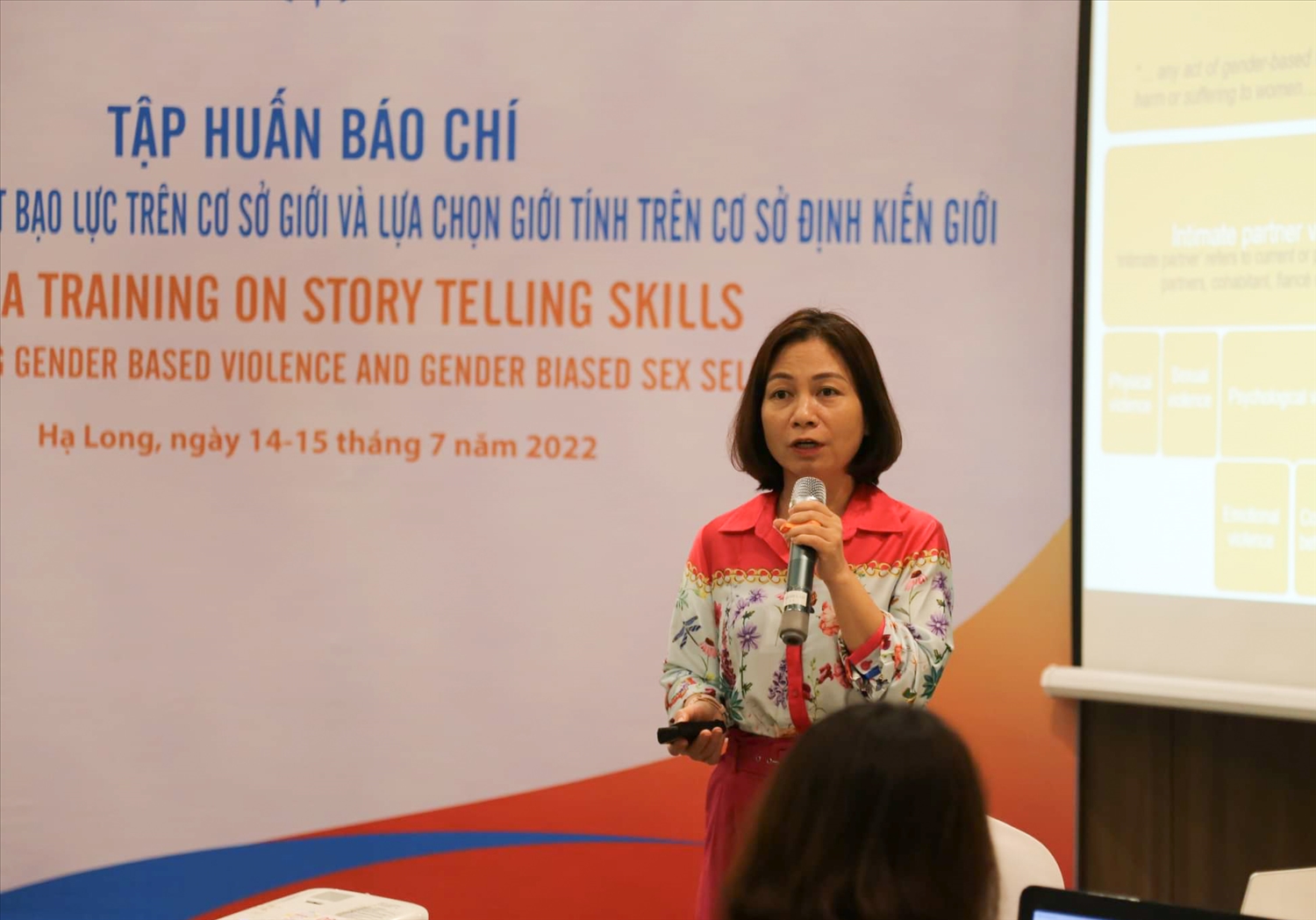 Bà Hà Thị Quỳnh Anh, Chuyên gia về giới và nhân quyền - Quỹ Dân số Liên hợp quốc (UNFPA) phát biểu tại buổi Tập huấn.