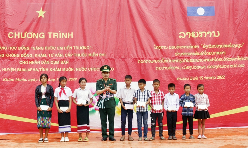 Lãnh đạo Bộ Tư lệnh BĐBP Việt Nam trao học bổng “Nâng bước chân em đến trường” cho các em học sinh Lào