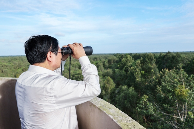 Thủ tướng Phạm Minh Chính khảo sát khu bảo tồn thiên nhiên độc đáo hàng đầu tại ĐBSCL. (Ảnh: VGP/Nhật Bắc)