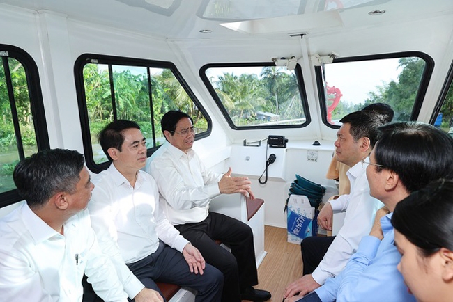 Thủ tướng Phạm Minh Chính trao đổi với các thành viên đoàn công tác. (Ảnh VGP/Nhật Bắc)
