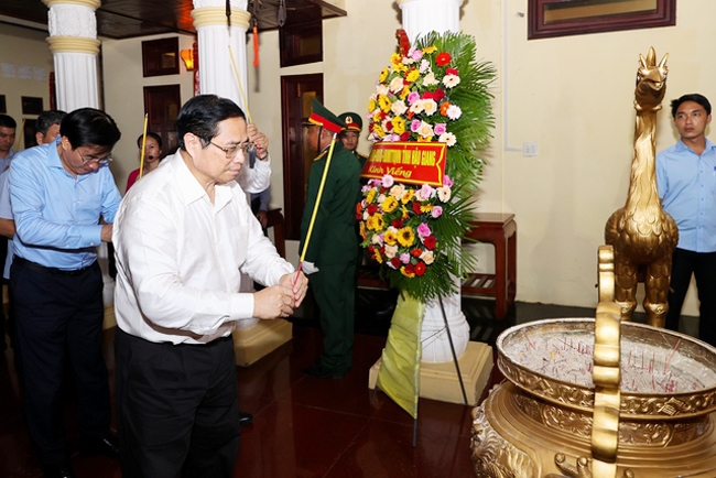 Thủ tướng Chính phủ Phạm Minh Chính và Đoàn công tác dâng hương tại Đền thờ Bác Hồ. (Ảnh: VGP/Nhật Bắc)