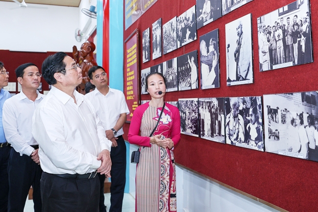 Thủ tướng và đoàn công tác tham quan phòng trưng bày một số hình ảnh và kỷ vật về cuộc đời, sự nghiệp Chủ tịch Hồ Chí Minh. (Ảnh: VGP/Nhật Bắc)